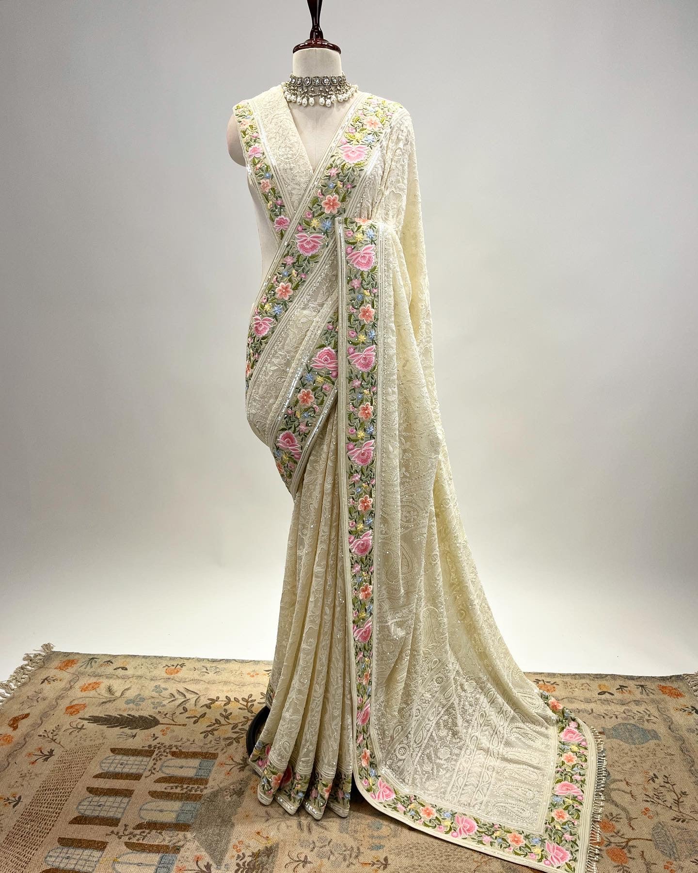 EK TAAR CHIKANKARI SAREE WITH EK TAAR GARA BORDER & PEARL EMBELLISHMENTS