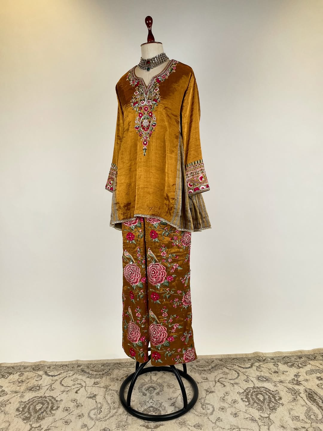A RESHAM AND TAARI EMBROIDERED KALI SHORT TOP PAIRED WITH ANKLE LENGTH PANTS