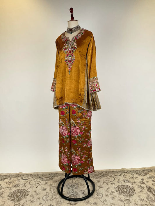 A RESHAM AND TAARI EMBROIDERED KALI SHORT TOP PAIRED WITH ANKLE LENGTH PANTS