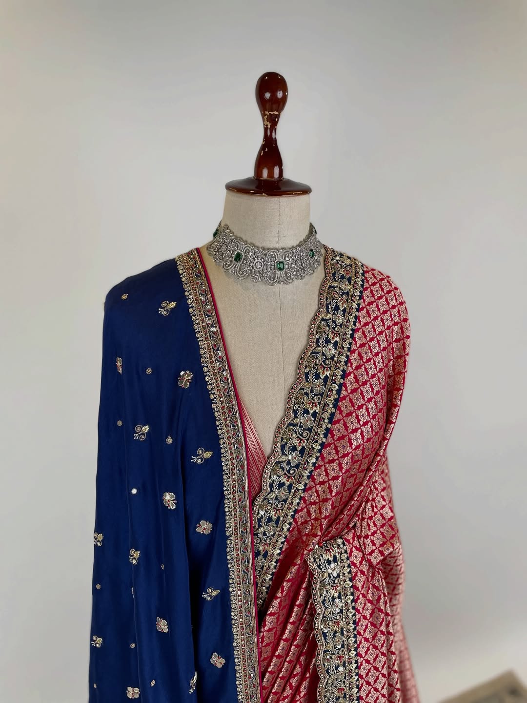 HANDLOOM BANARASI SAREE WITH SCALLOP EMBROIDERED BORDERS UNSTITCHED BLOUSE PIECE AND PAIRED SILK EMBROIDERED DOSHALA
