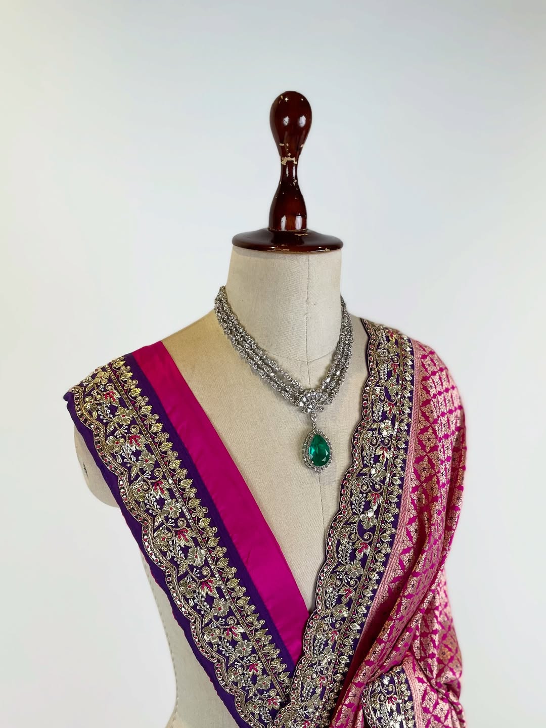 HANDLOOM BANARASI SAREE WITH SCALLOP EMBROIDERED BORDERS UNSTITCHED BLOUSE PIECE AND PAIRED SILK EMBROIDERED DOSHALA
